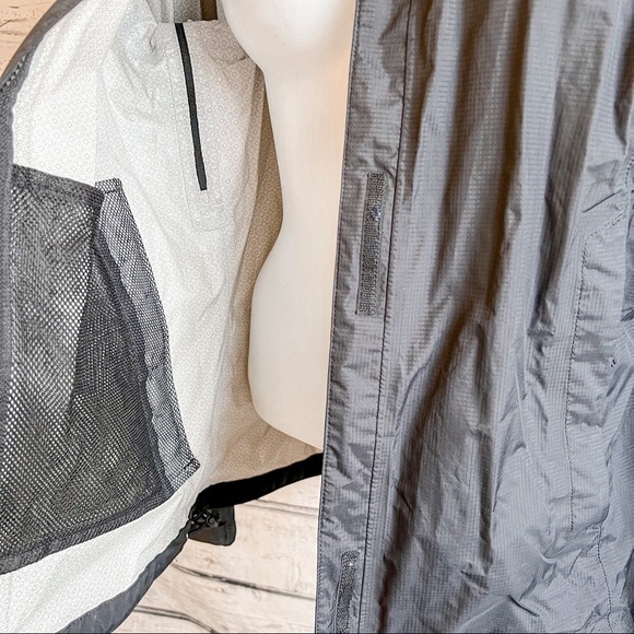 The North Face black HyVent 2.5L jacket - Picture 7 of 9